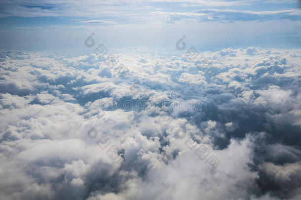 云层，太阳和天空，就像在飞机的窗户上看到的那样