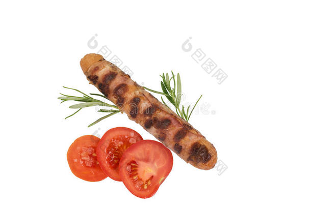 烤肠装饰番茄片分离在白色