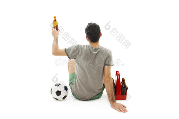 一个兴奋的人带着足球和一包啤酒看着墙壁的背面。 后视镜