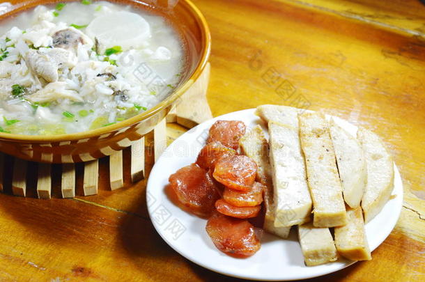 油炸越南猪肉和中国香肠用鱼煮米饭吃