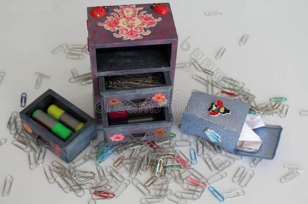 一个小的手工制作的垃圾箱与瓢虫和蝴蝶脱钩，手工物品装饰使用不同的技术