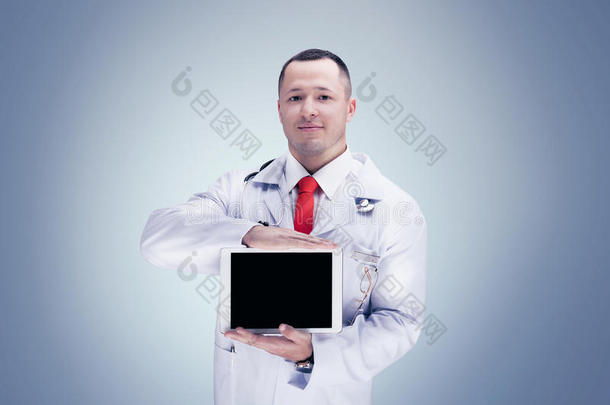 医生拿着人体器官在平板上的灰色背景。 高分辨率。