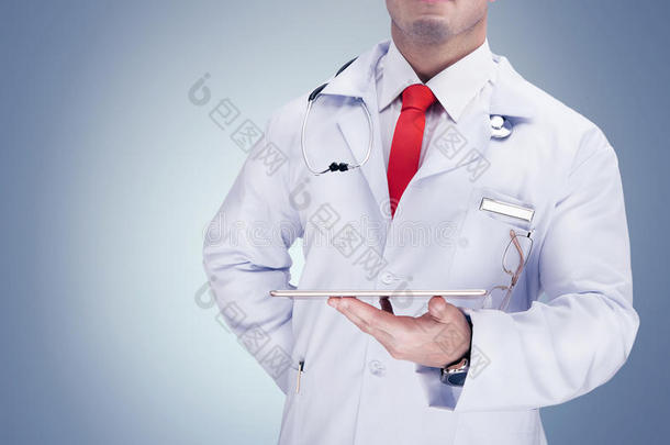 医生拿着<strong>人体器官</strong>在平板上的灰色背景。 高分辨率。