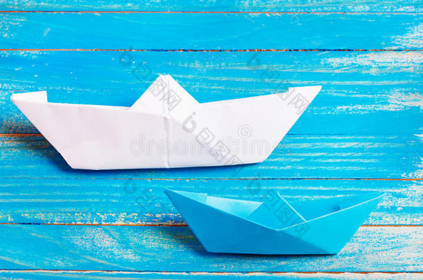 蓝色背景上的船纸折纸