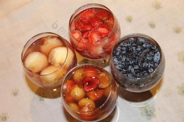 美味的新鲜清淡的<strong>夏季甜点</strong>-水果果冻金银花浆果，草莓，桃子和樱桃