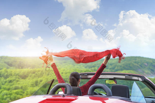 背景海景的红色<strong>敞篷</strong>车里的女孩。