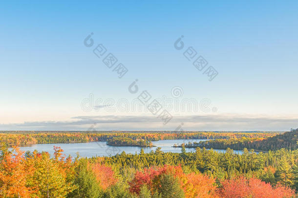 秋天的色彩，独木舟纪念远眺，美丽的风景小道，密歇根州