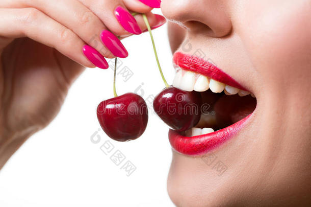 女孩的嘴唇和舌头舔着两个浆果