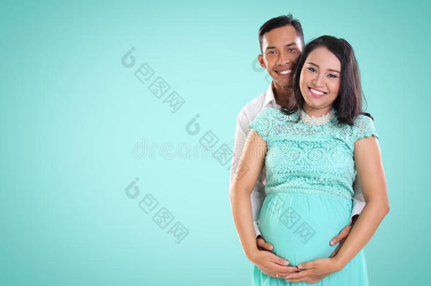 欢快的夫妇在怀孕期间，以清新的夏季颜色