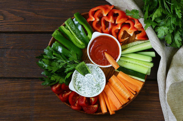 新鲜蔬菜小吃-胡萝卜，黄瓜和西红柿蘸