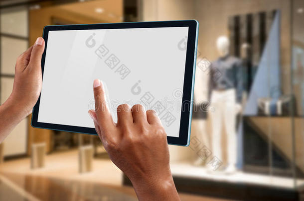 一个女人用平板电脑做网上购物