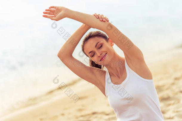 在海滩上<strong>练瑜伽</strong>的<strong>女孩</strong>