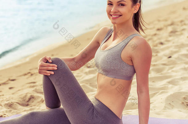 在海滩上练瑜伽的女孩