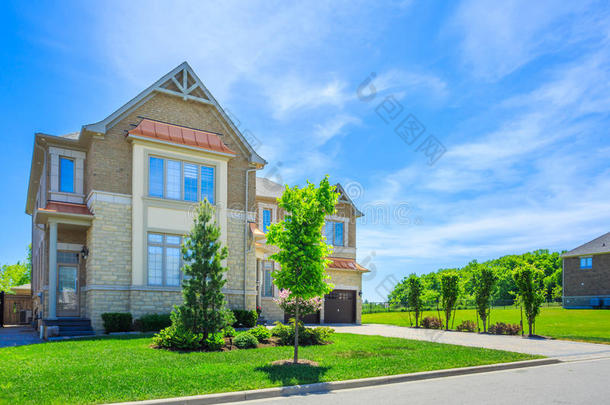 在加拿大多伦多郊区定制建造豪华住宅。