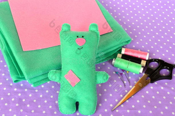 可爱的绿色毛毡泰迪熊手工儿童玩具。 剪刀，线，针线-缝纫包