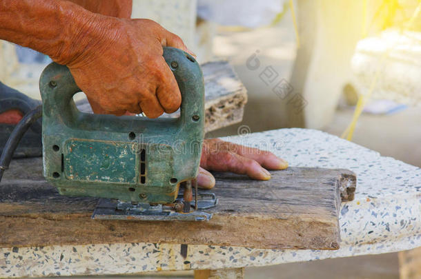 木匠或木匠与电锯-手上的特写，木匠对自然，木匠在泰国，木匠在亚洲