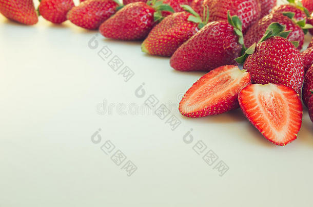 在白色背景上切<strong>草莓</strong>。 <strong>草莓</strong>背景上的<strong>草莓</strong>切片。 <strong>草莓</strong>背景。 宏。 纹理。 框架wi