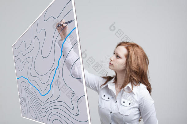 <strong>地理信息</strong>系统的概念，女科学家与未来主义的GIS接口在一个透明的屏幕上工作。