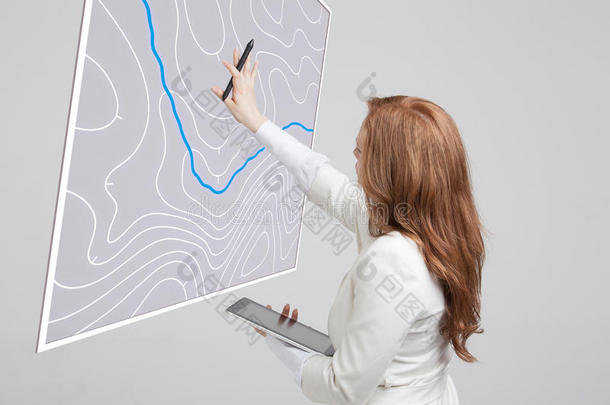 <strong>地理信息</strong>系统的概念，女科学家与未来主义的GIS接口在一个透明的屏幕上工作。