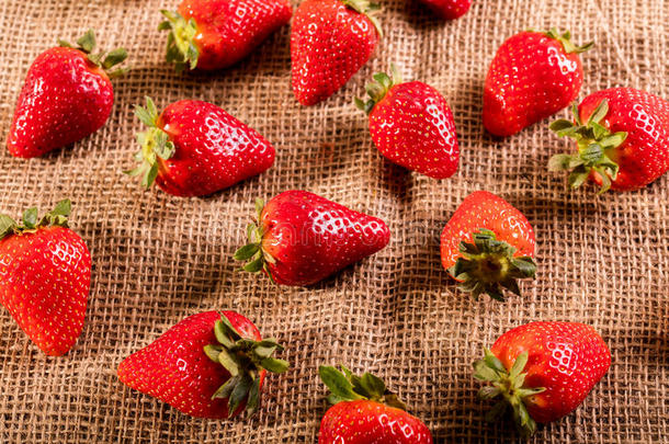 黄麻袋上新鲜多汁的草莓