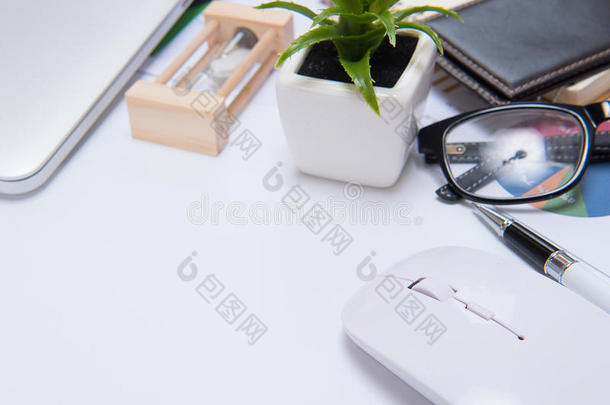 办公桌与工具和笔记本办公桌，办公桌桌
