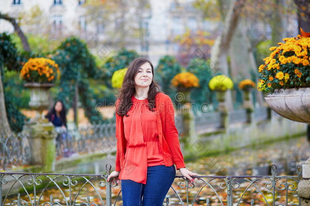巴黎<strong>卢森堡</strong>花园里美丽的年轻女孩