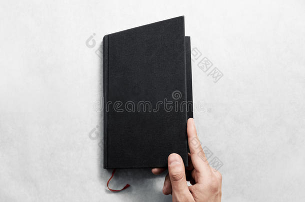 手打开空白黑色<strong>书籍封面</strong>模型模板。