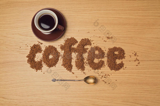 咖啡背景，咖啡杯和速溶咖啡字母。