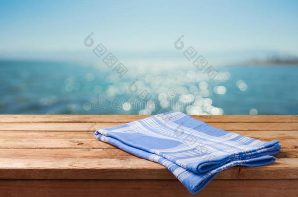 沙滩上的空木桌背景。 海滩背景的<strong>夏季</strong>野餐