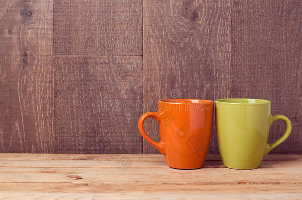 木制桌子上的咖啡杯。 咖啡店或餐厅背景