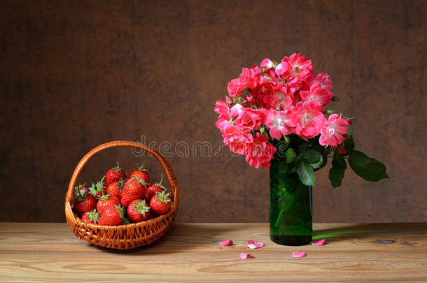柳条篮子和鲜花中的新鲜草莓