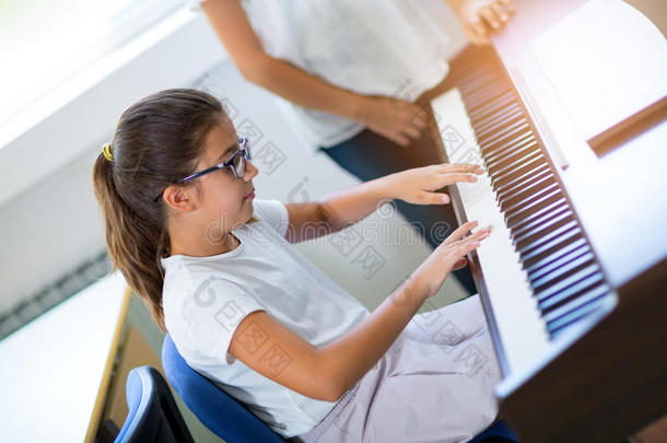 在音乐学校<strong>弹钢琴</strong>的漂亮女孩