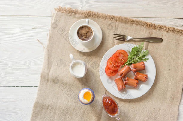 早餐-煮鸡蛋，油炸香肠，咖啡杯和蔬菜