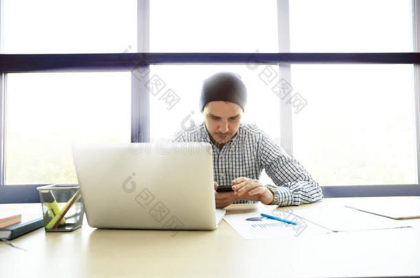 商务人员在办公室工作，桌上有笔记本电脑和文件