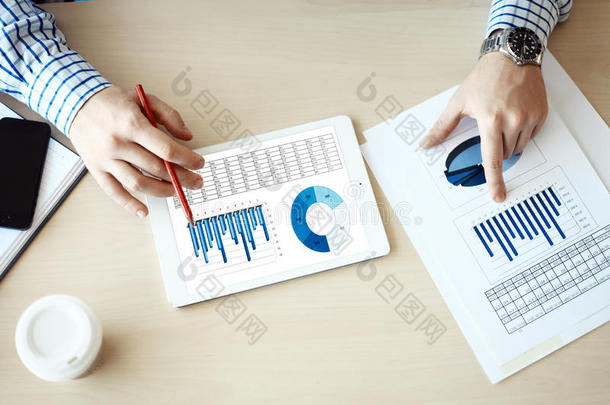 业务顾问分析表明公司工作进展的财务数字