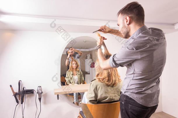 理发师剪发女人的动作模糊