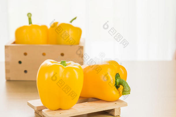 新鲜的<strong>黄色甜椒</strong>在盒子里