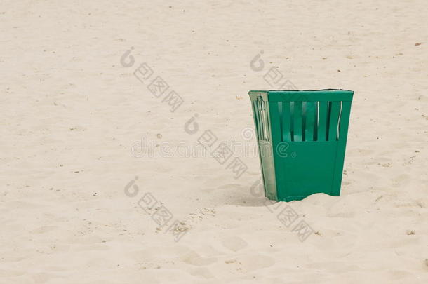 海滩上的空垃圾桶，乱扔环境垃圾，复制文字空间