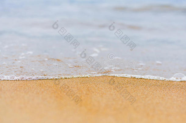 美丽的海洋夏季抽象背景-金色沙滩与蓝色的海浪