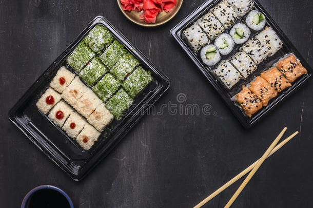 本托午餐盒日式快餐，营养丰富，各种寿司卷黄瓜，鲑鱼和螃蟹在樵夫