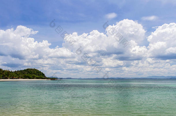 平静的海滩和蓝天，在夏天的假期里有清澈明亮的天空