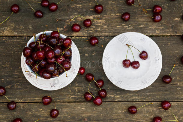 旧木桌上白色老式碗里的新鲜樱桃。 成熟的浆果背景，<strong>夏日</strong>。 上面的<strong>风景</strong>