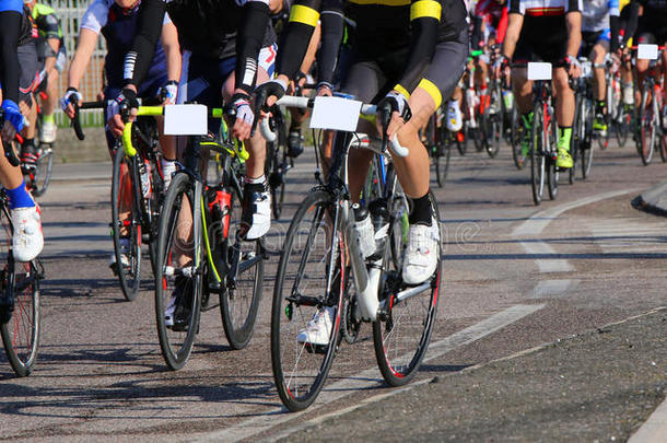 自行车运动员在体育比赛中骑自行车跑得很快