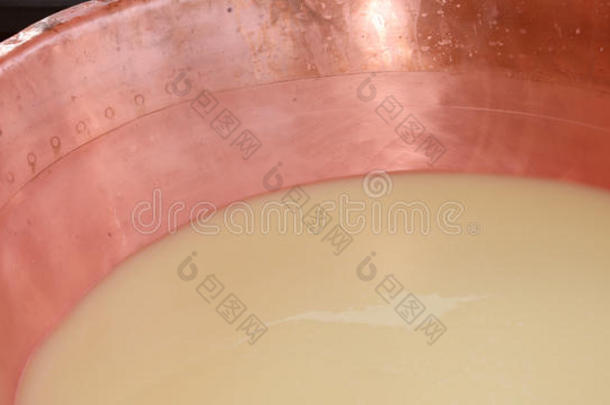铜锅与牛奶和乳清一起生产Chee