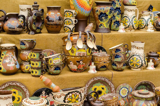 陶瓷餐具和水壶在基辅市场销售
