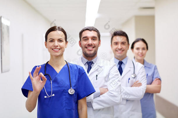 一群快乐的医生或医生在医院