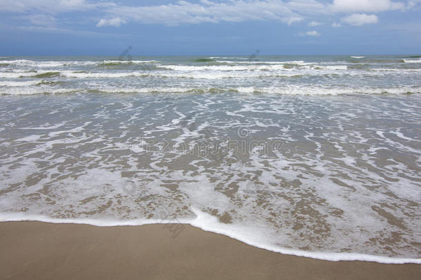 海湾海滩云退潮流