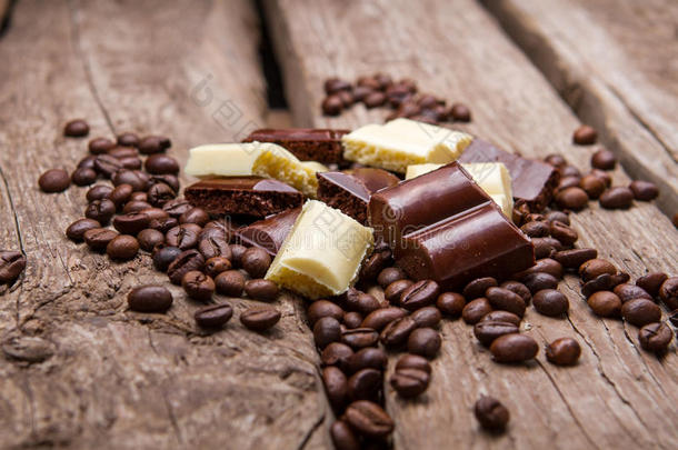 巧克力和咖啡豆。