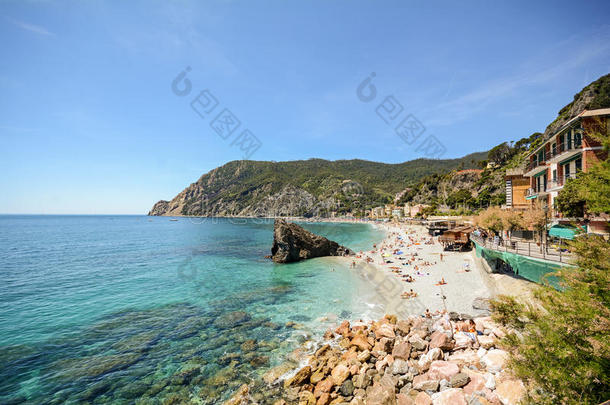 辛克泰尔：在意大利利古里亚，初夏，观看莫特罗索马雷的海滩