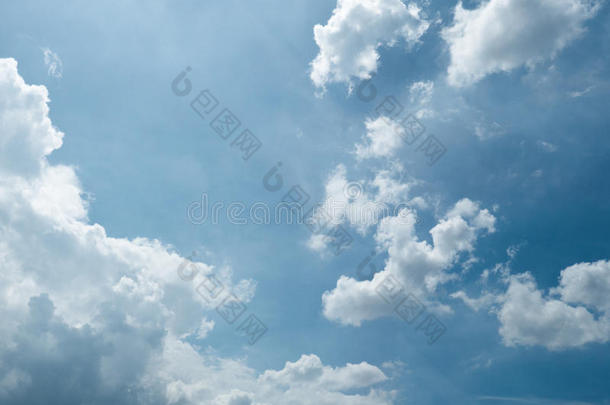 蓝天有惊人的云背景。 形状独立于<strong>天空</strong>，自然元素，美丽的<strong>天空</strong>与<strong>白云</strong>